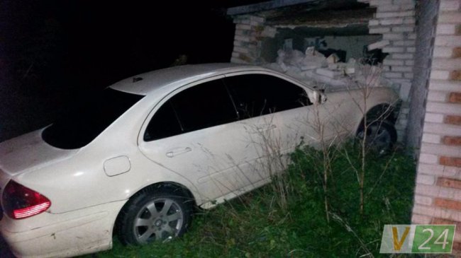 У Луцьку авто влетіло в будинок і розтрощило санвузол