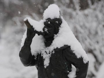 Старе місто у Луцьку накрило сніговою периною. ФОТО