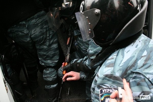 Як штурмували волинську міліцію рік тому. ФОТО