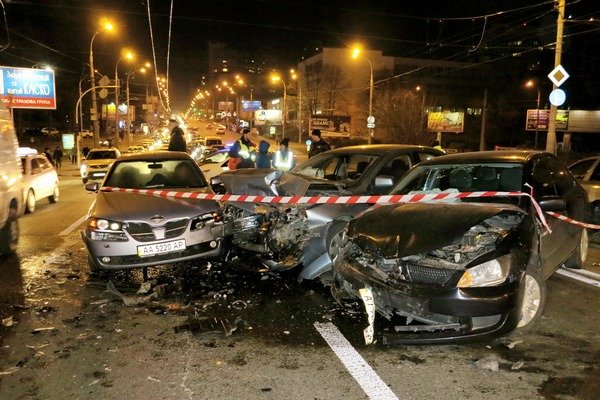 У Києві зіткнулися 4 авто: постраждала вагітна жінка