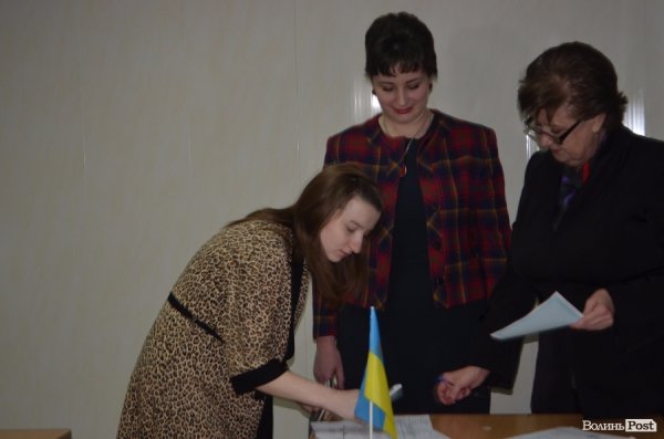 У Луцьку батькам діток, які народилися в 2016 році, вручили свідоцтва. ФОТО