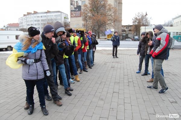 У Луцьку вчили, як оборонятися від «Беркута» і «тітушків». ФОТО. ВІДЕО