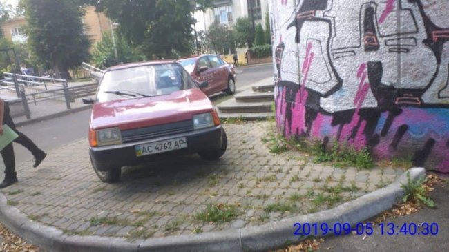 Луцькі муніципали оштрафували автохама, який припаркувався на узбіччі. ФОТО