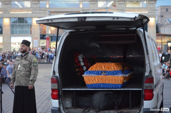 Тисячі людей у центрі Луцька зустріли загиблого Героя. ФОТО