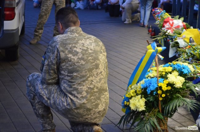 Тисячі людей у центрі Луцька зустріли загиблого Героя. ФОТО