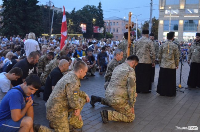 Тисячі людей у центрі Луцька зустріли загиблого Героя. ФОТО