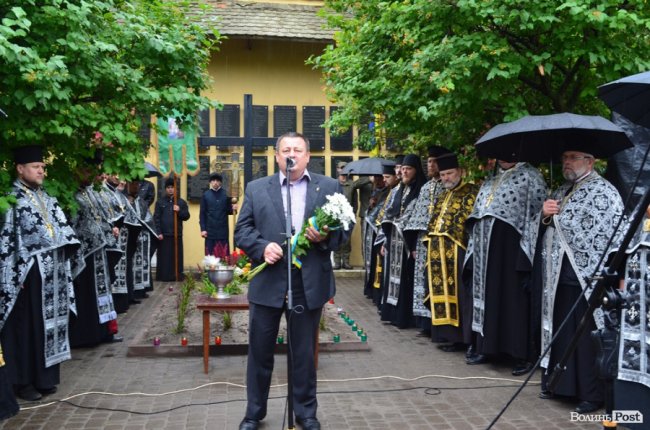 Прапори, пластуни і парасольки: як у Луцьку вшановували пам'ять розстріляних в'язнів. ФОТО