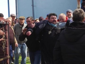 Церковні баталії:  на Рівненщині люди виштовхали з храму священика. ВІДЕО