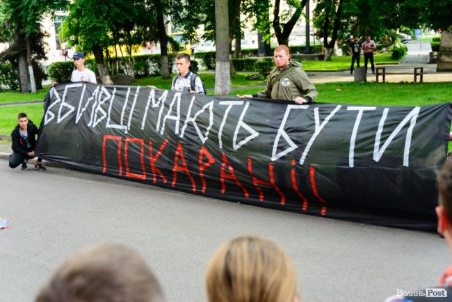 «Безкарність вбиває»: лучани влаштували мітинг біля управління поліції через смерть 5-річного хлопчика