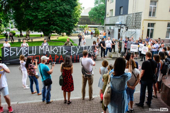 «Безкарність вбиває»: лучани влаштували мітинг біля управління поліції через смерть 5-річного хлопчика