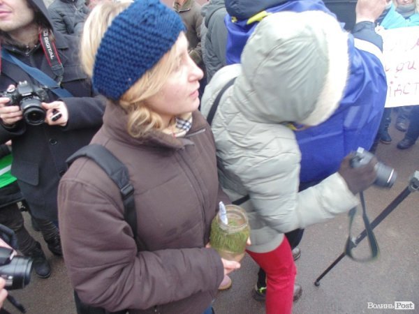 Майя Москвич з банкою свяченої води