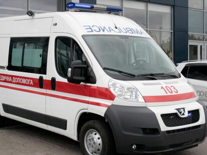 Реанімація в аптеці: у Луцьку медики врятували чоловікові життя