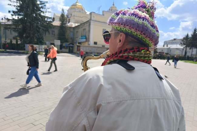 «Є багато мешканців Луцька, яким я знаю, що грати», — саксофоніст з Луцька. ВІДЕО