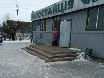 Автостанція у волинському селищі перетворилася на ковзанку. ФОТО