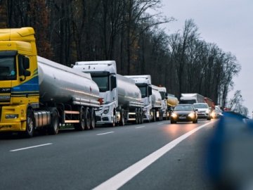 Блокада кордону: в чергах стоять близько трьох тисяч вантажівок