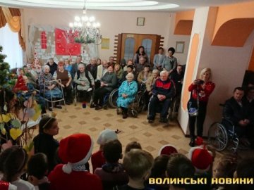 Луцькі школярі влаштували святковий концерт у геріатричному пансіонаті