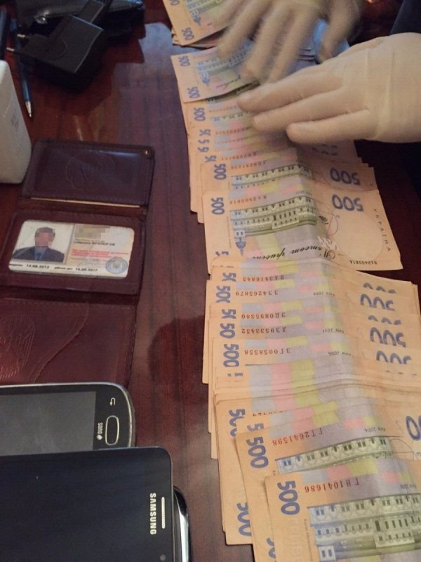 На хабарі попалися слідчий Нацполіції та пожежник. ФОТО