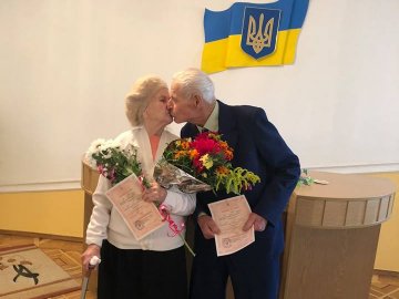 Коханню кожен вік підвладний: у Луцьку побралася незвична пара. ФОТО
