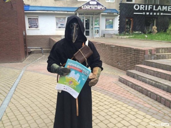 Що робить «чумний лікар» у Луцьку? ФОТО