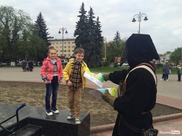 Що робить «чумний лікар» у Луцьку? ФОТО