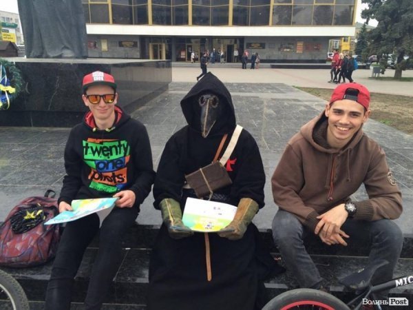 Що робить «чумний лікар» у Луцьку? ФОТО