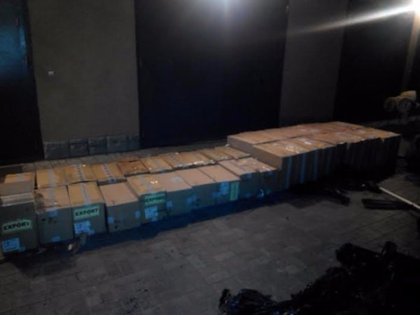 Контрабандні цигарки намагались переправити за кордон річкою. ФОТО