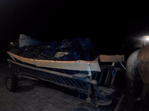 Контрабандні цигарки намагались переправити за кордон річкою. ФОТО