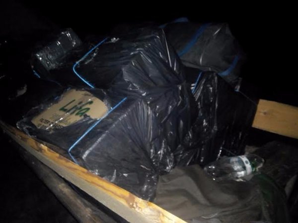 Контрабандні цигарки намагались переправити за кордон річкою. ФОТО