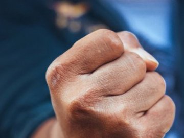 Четверо пасажирів побили провідника поїзда через прохання не курити в тамбурі