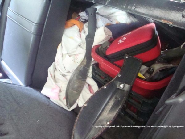 Через кордон поляк намагався перевезти зброю. ФОТО 