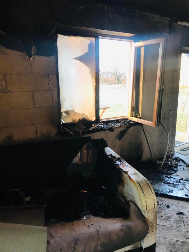 Заряджали ліхтарик біля гірлянди: у Луцькій громаді через пожежу постраждав будинок відомої тренерки