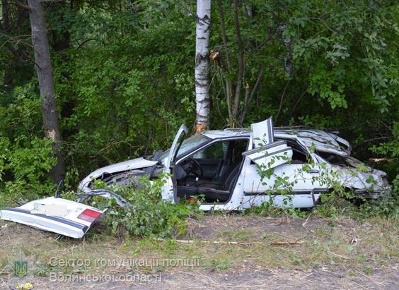 Аварія на Волині: авто з’їхало в кювет і «врізалося» в дерево