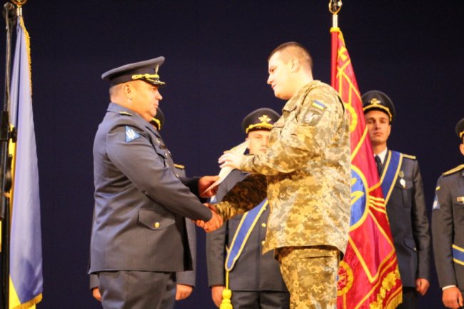 «Наступну річницю бажаю зустріли в деокупованому Бельбеку»: у Луцьку вітали військових авіаторів.ФОТО