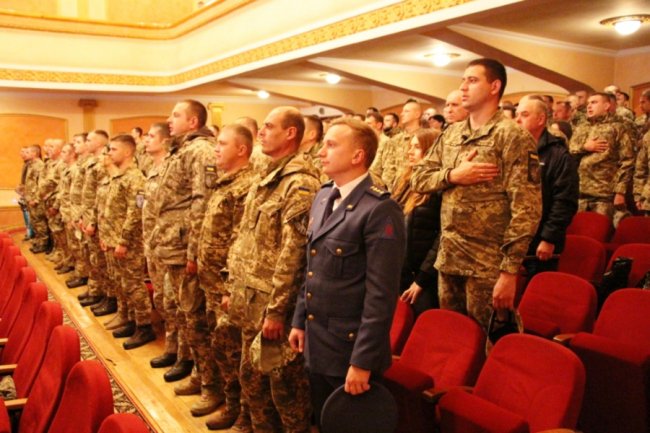 «Наступну річницю бажаю зустріли в деокупованому Бельбеку»: у Луцьку вітали військових авіаторів.ФОТО