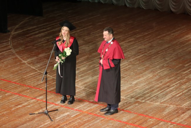 Оркестр та підключення з фронту: понад 1600 випускників ВНУ отримали дипломи. ФОТО