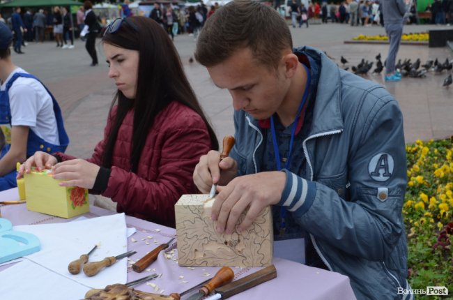 Від мініатюрних тістечок до величезних гойдалок: у центрі Луцька – свято професійної освіти. ФОТО