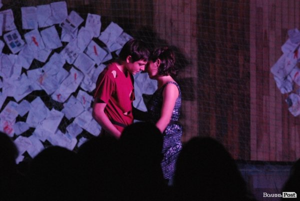 У Луцьку «Нова лінія» та спортзал стали театрами. ФОТО. ВІДЕО