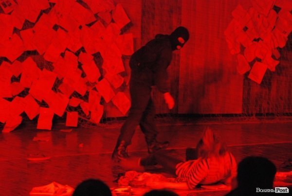 У Луцьку «Нова лінія» та спортзал стали театрами. ФОТО. ВІДЕО