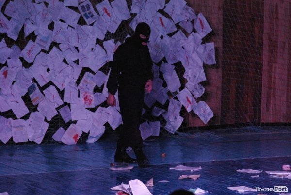 У Луцьку «Нова лінія» та спортзал стали театрами. ФОТО. ВІДЕО