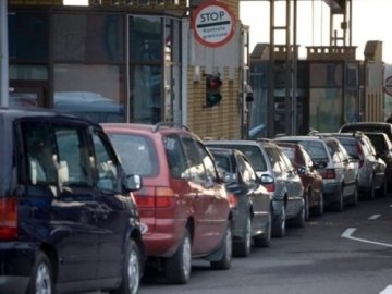 У чергах на кордоні з Польщею стоять чимало автівок
