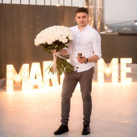 У Рівному хлопець оригінально освідчився коханій на даху багатоповерхівки. ФОТО