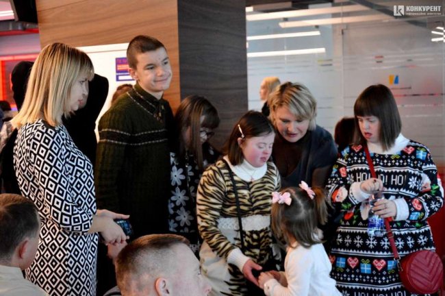 У Луцьку меценат організував  для майже півтисячі дітей новорічне свято. ФОТО