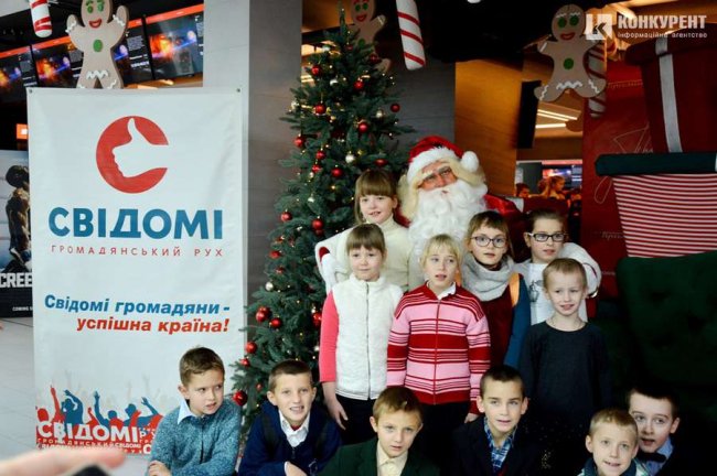 У Луцьку меценат організував  для майже півтисячі дітей новорічне свято. ФОТО