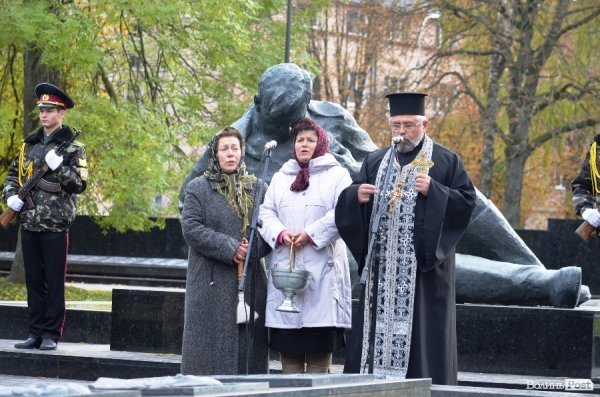 У Луцьку вшанували загиблих солдатів. ФОТО