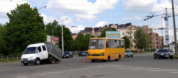 У Луцьку автівка переламалася наполовину просто на дорозі. ФОТО