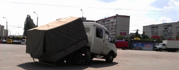 У Луцьку автівка переламалася наполовину просто на дорозі. ФОТО