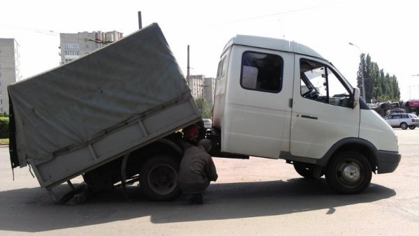 Задня частина причіпа лежить у ямі, яка, на думку читача, і стала причиною пригоди