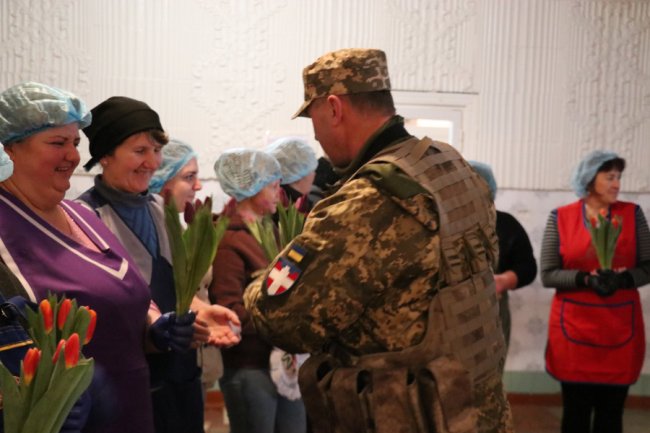 Тюльпани для захисниць: військові тероборони Луцька привітали жінок зі святом. ФОТО