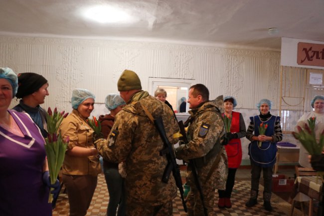 Тюльпани для захисниць: військові тероборони Луцька привітали жінок зі святом. ФОТО