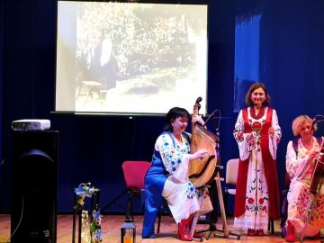 Тріо бандуристок з Луцька гастролювали закордоном та збирали гроші для ЗСУ